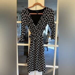 Black and white mid-length 3/4 sleeves dress